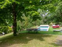 Piscine extérieure avec jardin arboré à Belvèze