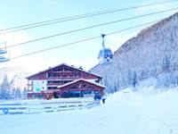 Devant la résidence, télécabine domaine de la Balme