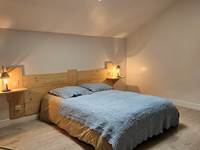 Chambre spacieuse à l'étage