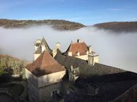 Les toits du château au-dessus du brouillard
