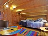 Chambre mansardée avec lit 160x200 et salon au Chalet Ouessant