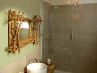 Salle d'eau ouverte sur la chambre