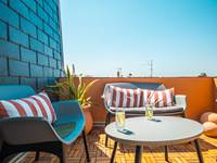 Une terrasse intimiste pensée comme une extension du salon.