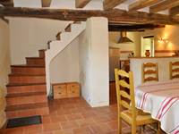 Entrée avec escalier, salle à manger et vue sur la cuisine