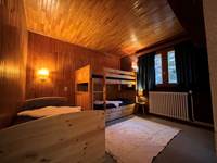 chambre enfants avec 1 lit double et un lit superposé.