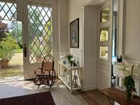 Entrée et vue jardin