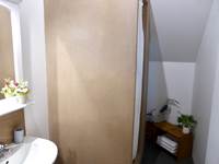 Salle d'eau avec douche en béton ciré