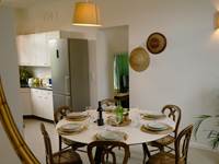 Entre cuisine et table à mangé conviviale