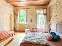 Chambre mur en pierres