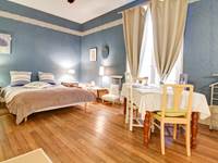 Iris une chambre pour maximum 4 personnes, avec salle de bain et toilette
