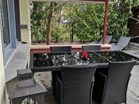 Table abritée, 2 transats