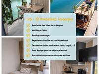 Houseboat tout équipé offrant confort moderne, terrasse panoramique et espaces de vie lumineux. Un hébergement unique sur l’eau, idéal pour profiter d’un cadre naturel paisible et dépaysant.