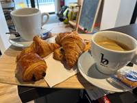 Formule petit déjeuner (1 boisson chaude et 3 minis viennoiseries)