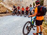 Départ de balade en VTT Electrique pour un groupe