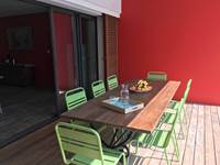 Profitez de la terrasse commune face à la piscine