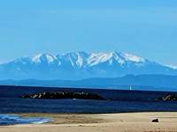 Vue sur le Canigou depuis la plage de Valras