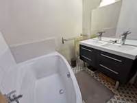salle-de-bain-charpente-bois-baignoire-rif-d-oriol-orcieres.jpg