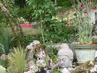 Espace jardin paisible et fleuri au Domaine Sainte Raffine