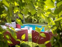 Piscine avec terrasse ensoleillée au Domaine Sainte Raffine