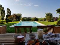 Champ des Mûriers - Petit déjeuner en terrasse - Photo - DR