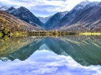 Lac de Loudenvielle avec les premières neiges en fond