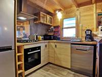 Cuisine ultra équipée aux Chalets de Kerescar à la pointe du Finistère
