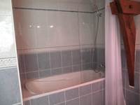 La baignoire de la salle de bain