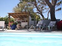 pool house avec la plancha pour vos repas.