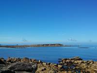 À seulement 150 m des Chalets de Kerescar à Plouarzel, l’île Ségal offre une superbe vue mer idéale pour les balades en Bretagne