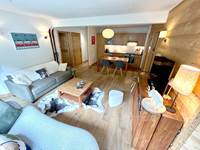 Grand séjour cuisine avec vue dégagée sur les montagnes Le Grenatin