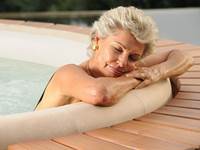 Jacuzzi privatif, dans le jardin de la cabane