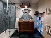 Salle de bains privée offrant tout le confort nécessaire