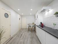 Keuken met tafel en stoelen