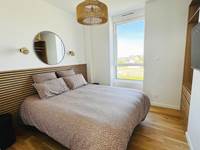 Chambre avec télévision, volets, rangements