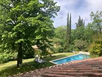 Piscine du domaine entourée d'arbres et de nature