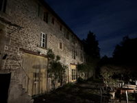 La lune éclaire le bâtiment 