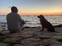 Avec Oups mon toutou face à la plage de Taussat