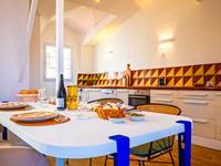 Cette table ? Vous ne la trouverez pas ailleurs : nous l'avons conçue spécialement pour le Rooftop.