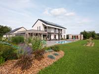 La Chabetaine, piscine et jardin arboré