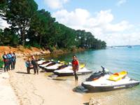 Nous offrons différentes Randonnées jet-ski. Certaines offrent une pause sur une île au coeur du Golfe du Morbihan