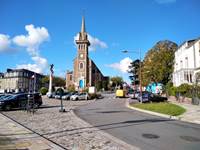 Clos de la Fontaine Dinard, la place du prieuré avec parking gratuit et boulangerie à 100m
