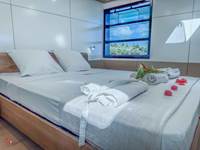 Chambres-spacieuses-lumineuse-mer-plage-bateau-lit-Queen-Size-anse-mitan-martinique