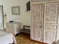 Une penderie ,commode .