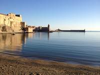 Le château royal, le clocher, vu du Faubourg sous le soleil matinal