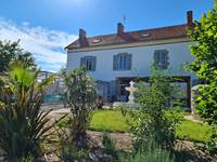 gite-le-lijaly-exterieur-maison-bournezeau-vendee-grande-capacite-famille-vacances.jpg