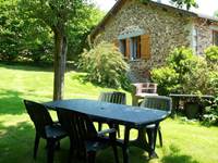 Et pourquoi pas un barbecue à l'ombre des chênes et des châtaigniers ? Bienvenue au Gîte Antoine !