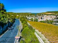 Vue aérienne des routes et vignes du minervois