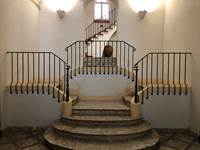 Le hall d'entrée du château de la Rocasse