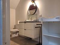 Une salle de bain du gîte de groupe