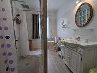 Salle de douche et WC (suite)